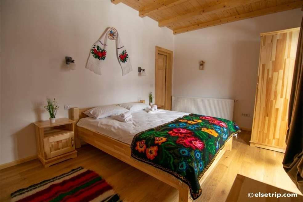 Отель Casa Tomoiaga Вишеу-де-Сус Экстерьер фото